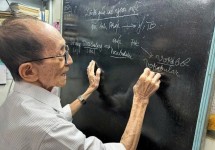 Cụ ông U90 ở miền Tây tự học 9 ngoại ngữ